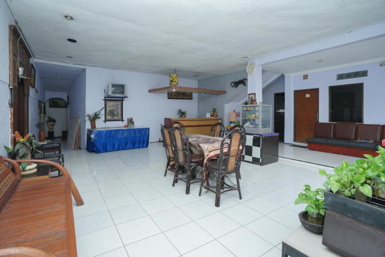 Oyo 2003 Female Guest House Probolinggo Exterior foto