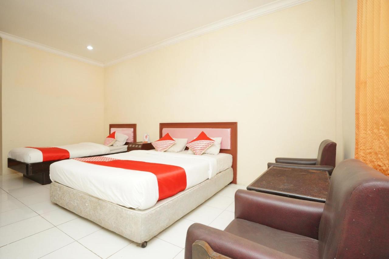 Oyo 2003 Female Guest House Probolinggo Exterior foto